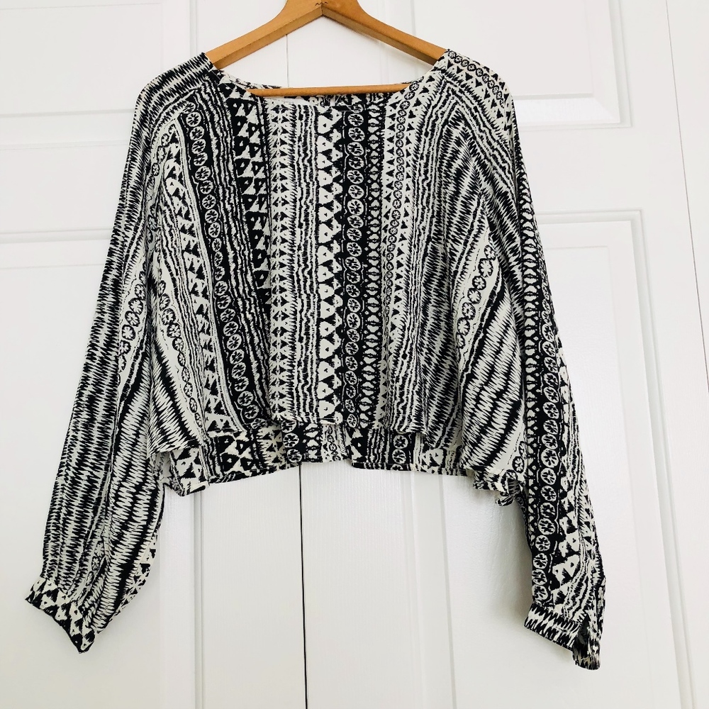 Black and white long sleeve crop top